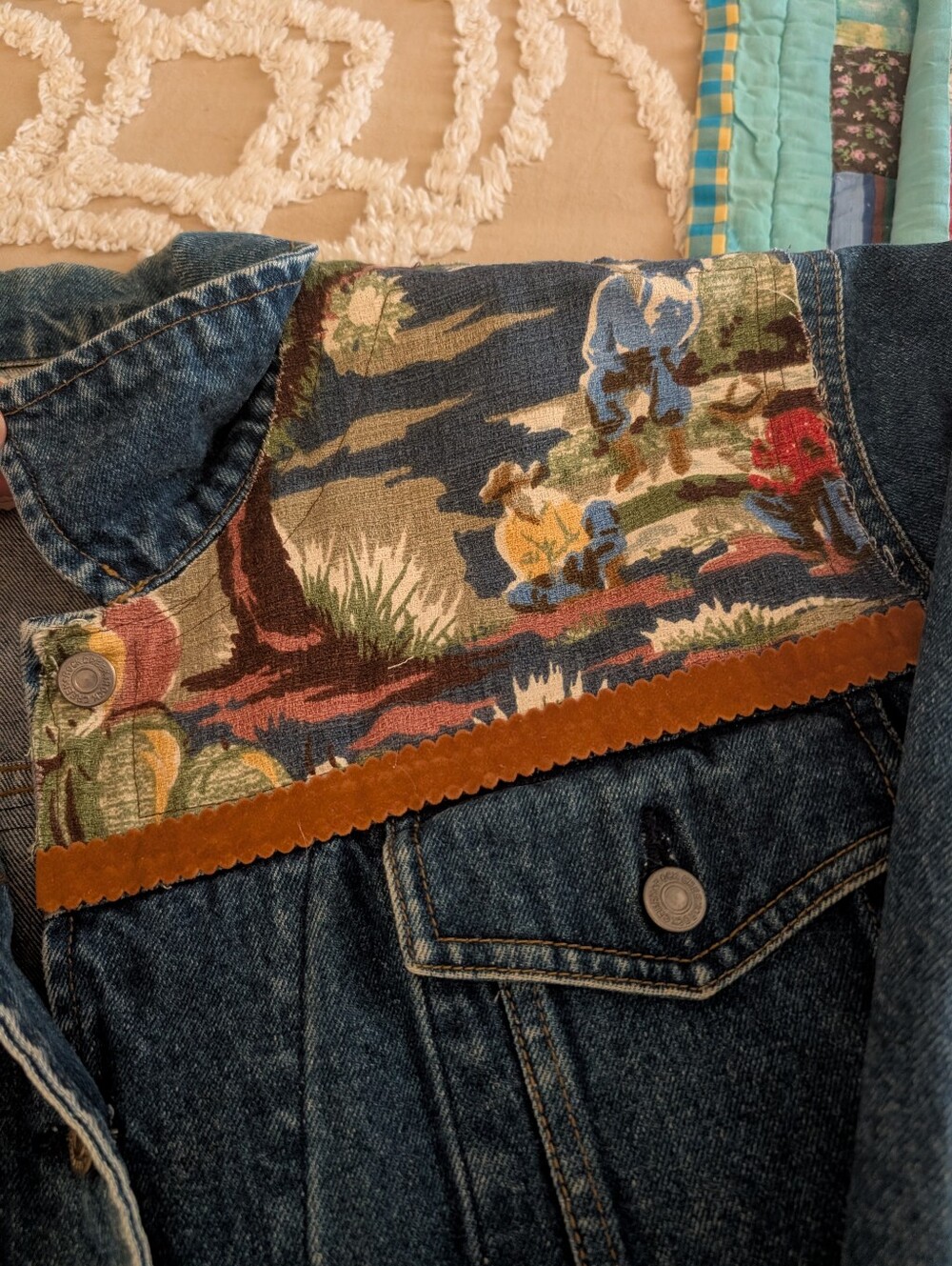 Upcycled denim jacket w rare cowboy fabric, Size M - L - Picture 4 of 10